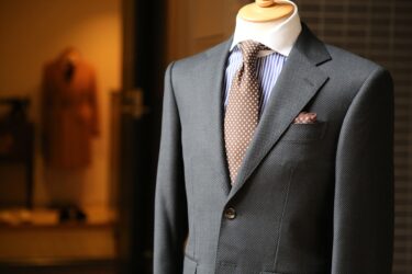 銀行員のスーツ選びのポイント　選ぶべき色やデザインをわかりやすく説明